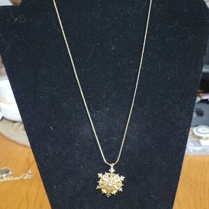 Elegant Gold Pendant Necklace